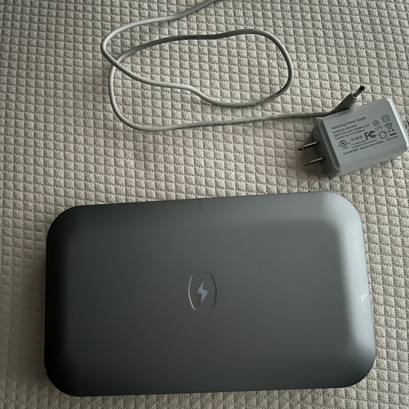Phonesoap UV cell phone sanitizer. Wireless, charging cord. - Picture 2 of 4
